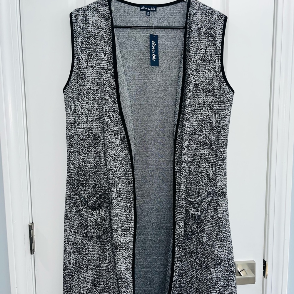 Chic Black and White Sleeveless Vest
